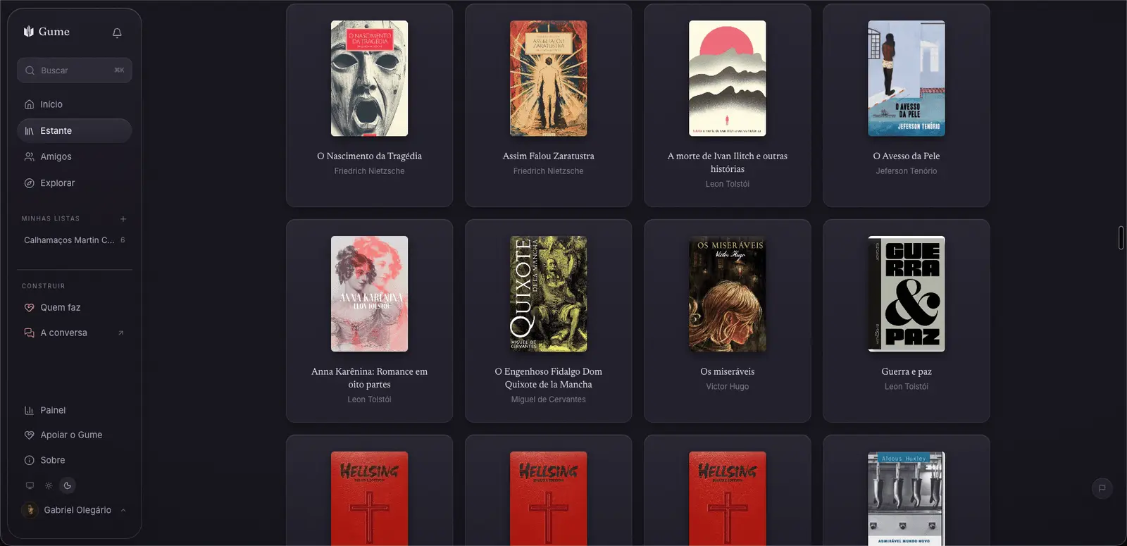 A estante do Gume: capas de livros sobre preto, cada uma com uma avaliação de uma palavra em vez de nota.